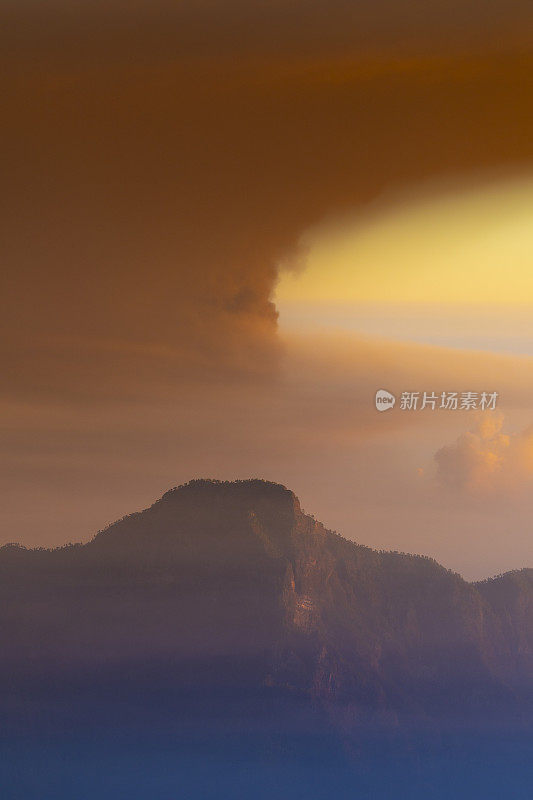 从拉帕尔马火山喷发，康伯雷Vieja喷气孔，从Roque de los Muchachos观看。巨大的火山喷发柱于2021年10月15日喷发